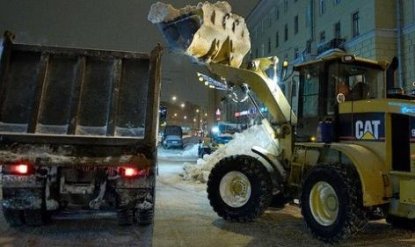 Новосибирских водителей предупредили о самосвалах со снегом