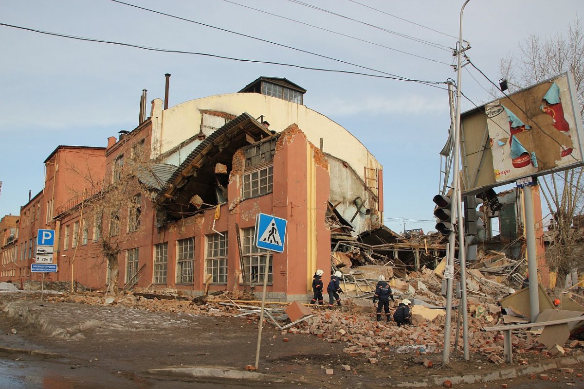 Обрушение зданий и сооружений. Жиркомбинат Новосибирск. Здание Жиркомбината в Новосибирске. Обрушение зданий. Внезапное обрушение зданий.