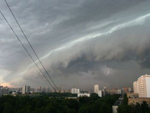 Новосибирск предупредили о штормовом ветре и граде
