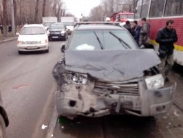 Кто устроил аварию четырех авто и трамвая в Новосибирске