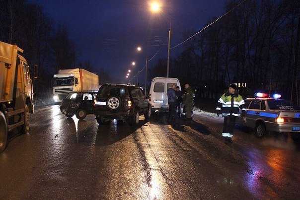 Три машины и маршрутка заблокировали шоссе в час пик