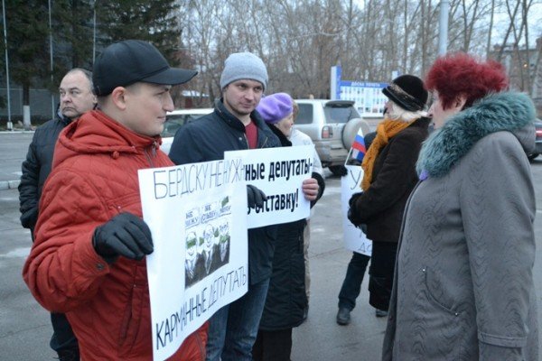 Жители Бердска требовали роспуска горсовета и отставки Потапова