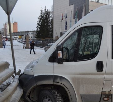  Маршрутка с людьми врезалась в отбойник в Новосибирске