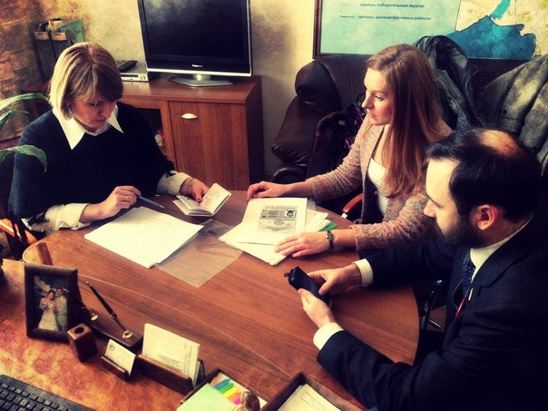 Кандидат в мэры Илья Пономарев сдал документы в избирком