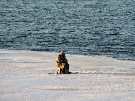 Человека сняли с дрейфующей льдины на Оби