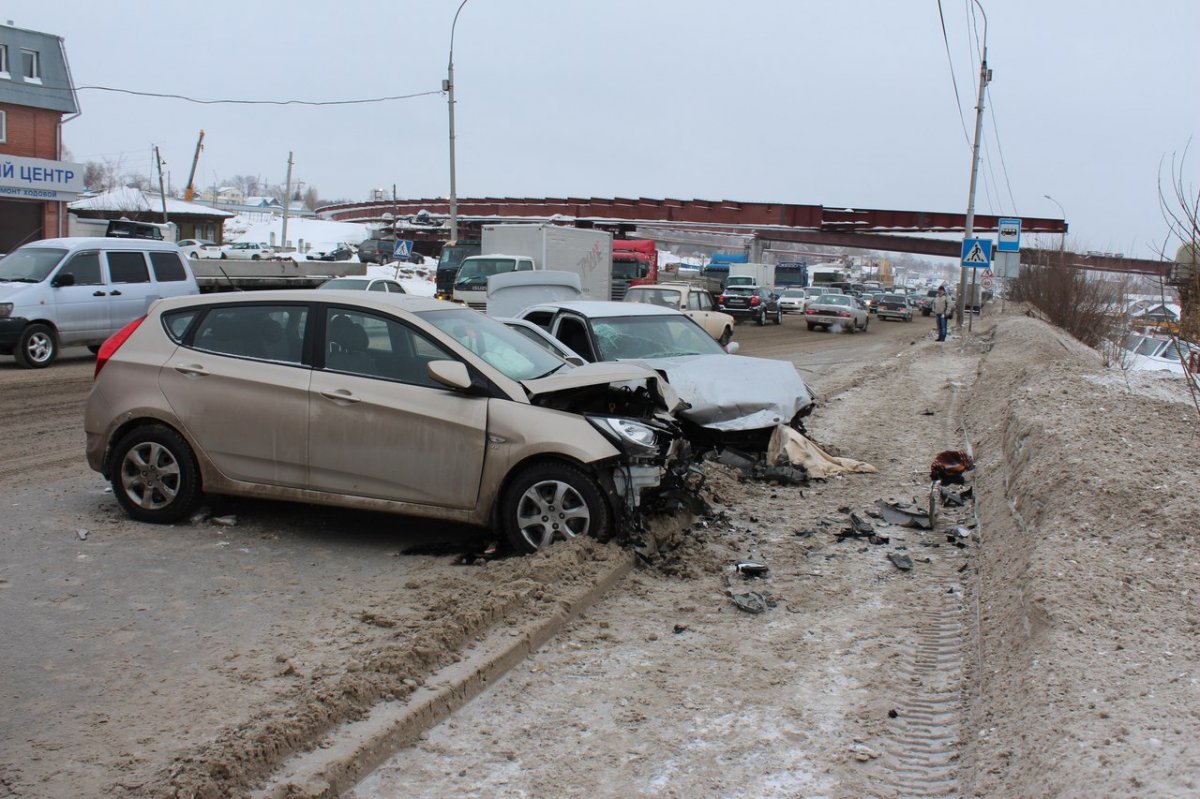 «Бесправный» водитель протаранил два авто на Бердском шоссе