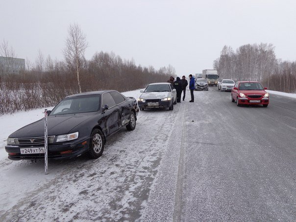 Колесо грузовика отлетело в две иномарки под Новосибирском