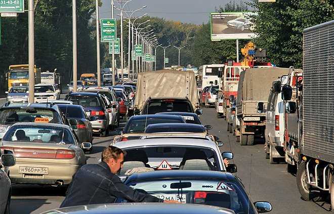 Огромная пробка образовалась на выезде из Новосибирска