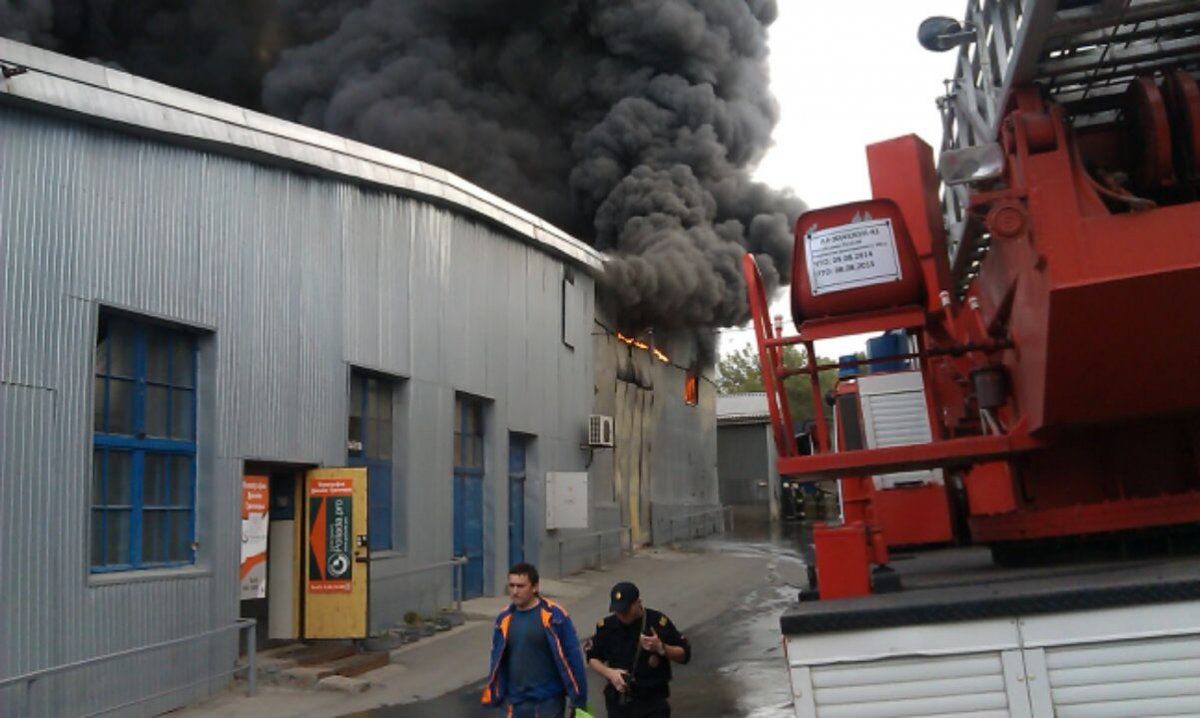 Пожар обрушил склады на Большевичке за несколько часов