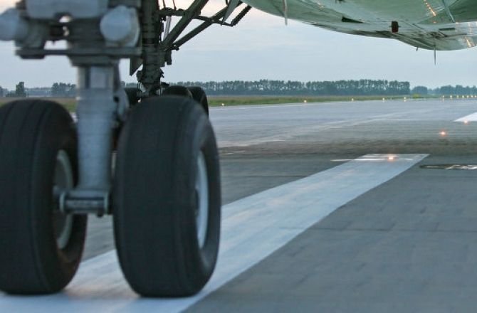Пилота накажут за лопнувшее колесо при посадке в «Толмачево»