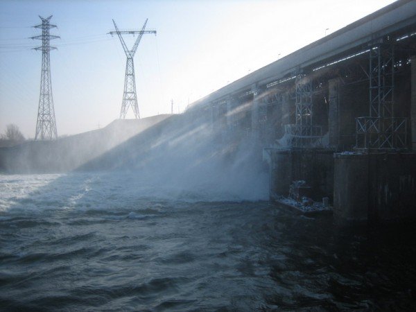 Новосибирская ГЭС начала холостые сбросы воды