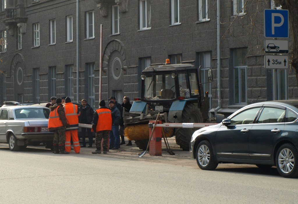 Шлагбаумы у новосибирского филиала ТГУ оставили до декабря
