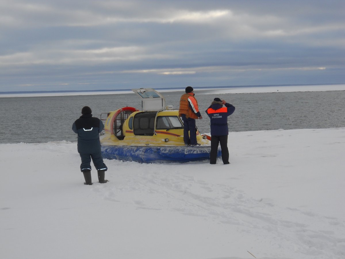 С дрейфующей льдины сняли больше 30 рыбаков