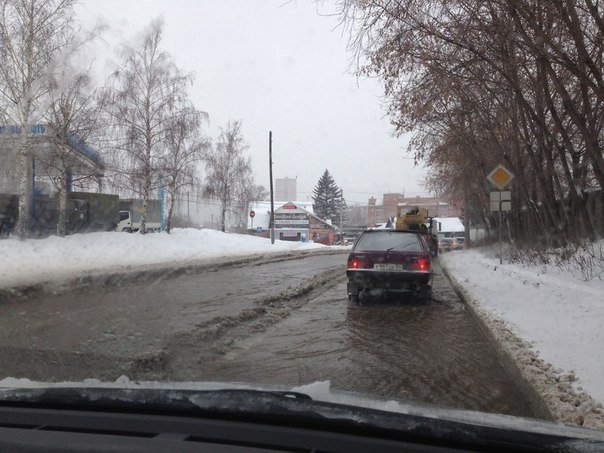 Вода затопила дороги в центре Новосибирска