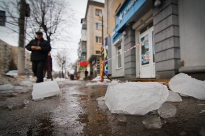 Глыба льда разбила голову мальчику на остановке в Новосибирске