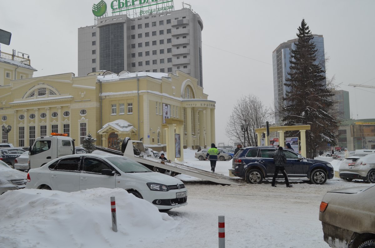  В Новосибирске вводят запрет на парковку из-за уборки снега