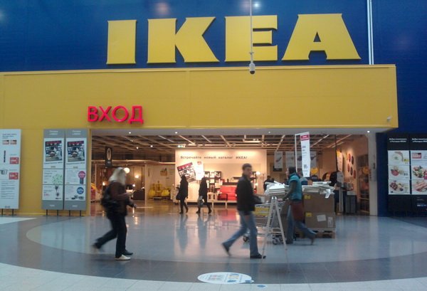 Охранник IKEA ударил покупательницу по лицу