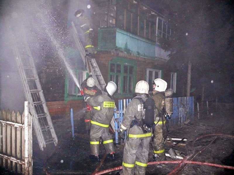 Восемь человек спасли из горящего ночью дома в Новосибирске