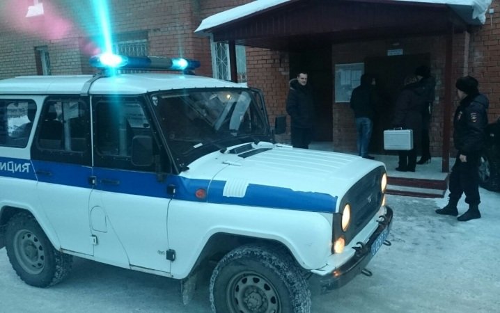Труп девушки нашли в подъезде дома в Новосибирске [18+]