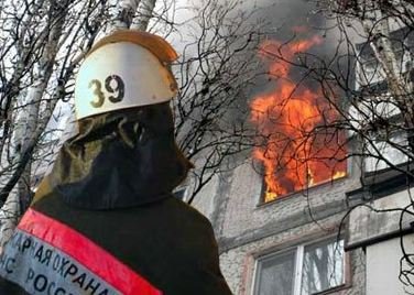 12 человек спасли из горящего дома в Новосибирске