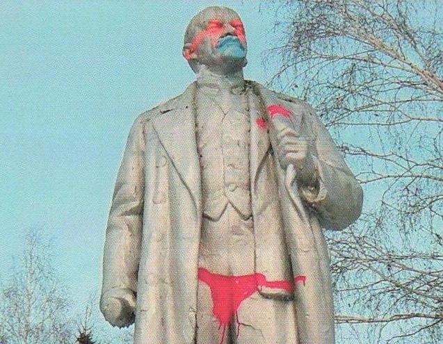Ленину нарисовали розовые очки и трусы в Новосибирске
