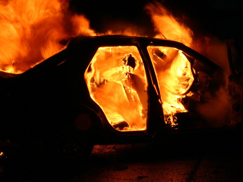 Четыре автомобиля загорелись под одной крышей в Новосибирске