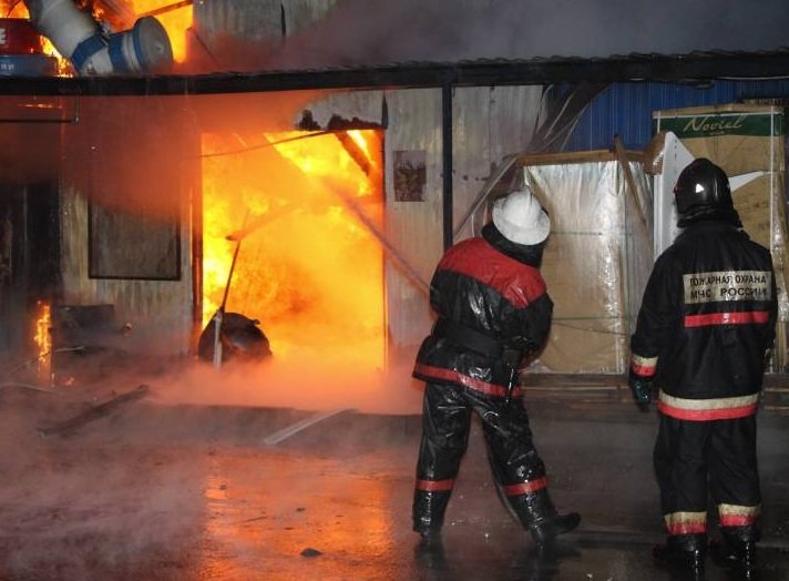 Склад с обувью загорелся в Новосибирске