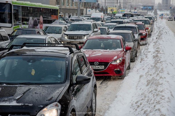 Новосибирск встал в девятибалльных пробках после снегопада