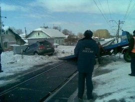 Электричка врезалась в иномарку в Новосибирской области