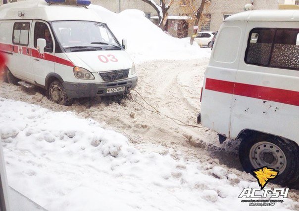 «Скорая» застряла в снегу во дворе жилого дома в Новосибирске