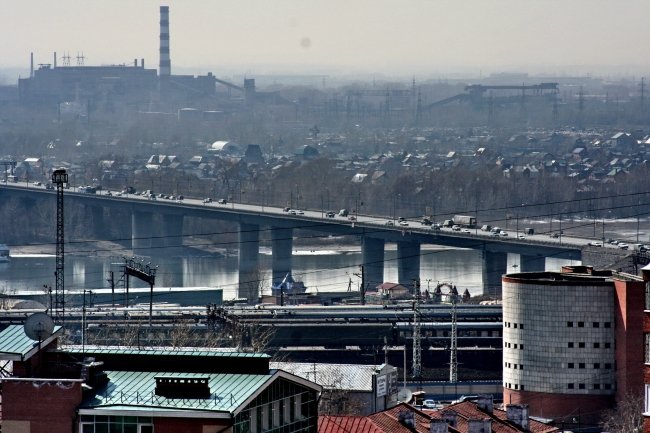 Баржа врезалась в опору Димитровского моста в Новосибирске