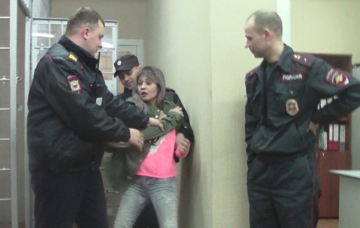 Пьяная пассажирка атаковала полицейских в «Толмачево»