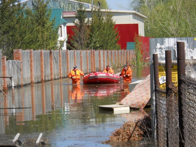 Спасатели напоили отрезанного водой от суши мужчину