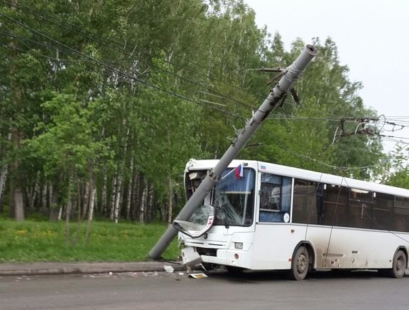 Столб упал на автобус в Новосибирске