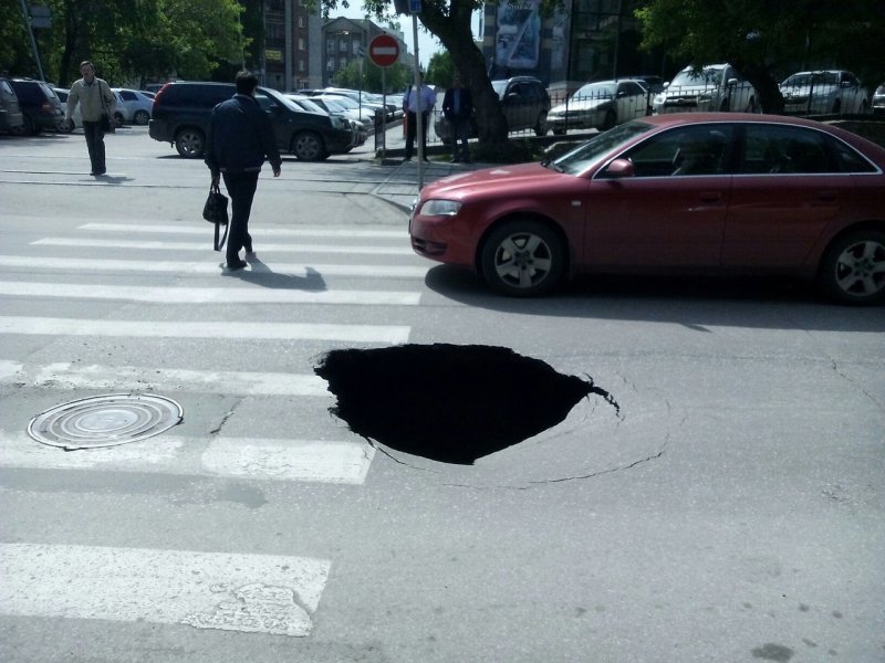 Асфальт провалился на дороге в центре Новосибирска