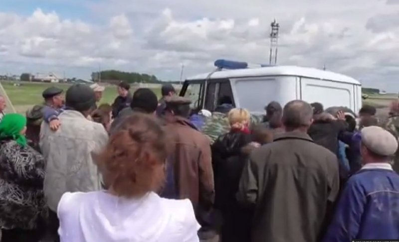 Толпа разгневанных селян столкнула полицейский «УАЗ» c дороги