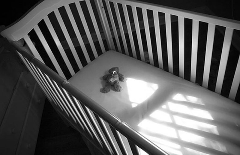 Упавший с балкона малыш скончался в больнице