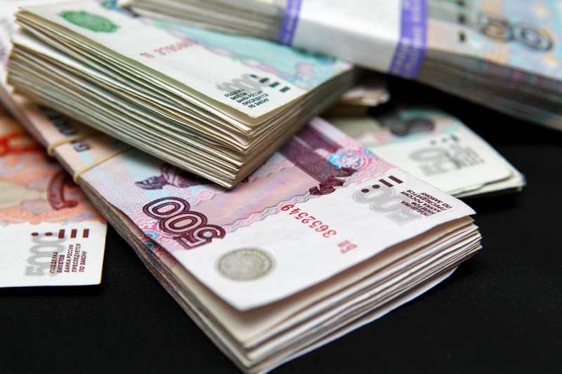 Средняя зарплата новосибирцев выросла на 495 рублей