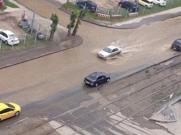 Вода затопила улицы в Новосибирске