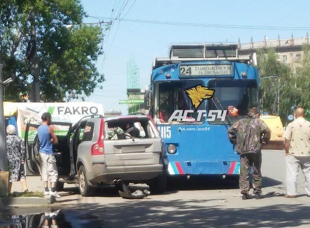 Пассажиры троллейбуса были ранены в ДТП в Новосибирске