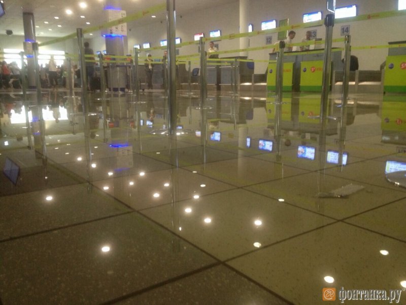 Залы аэропорта «Толмачево» залило водой