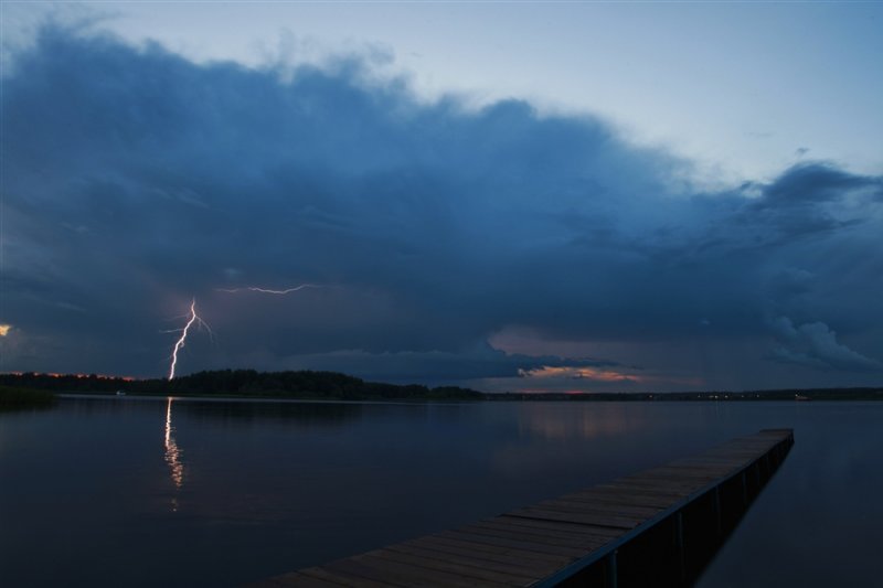 Молния ударила в детей у озера в Новосибирской области