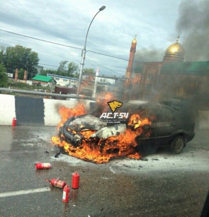 Автомобиль загорелся во время движения возле «Меги»