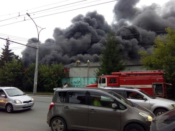 Магазин красок и стройматериалов загорелся в Новосибирске