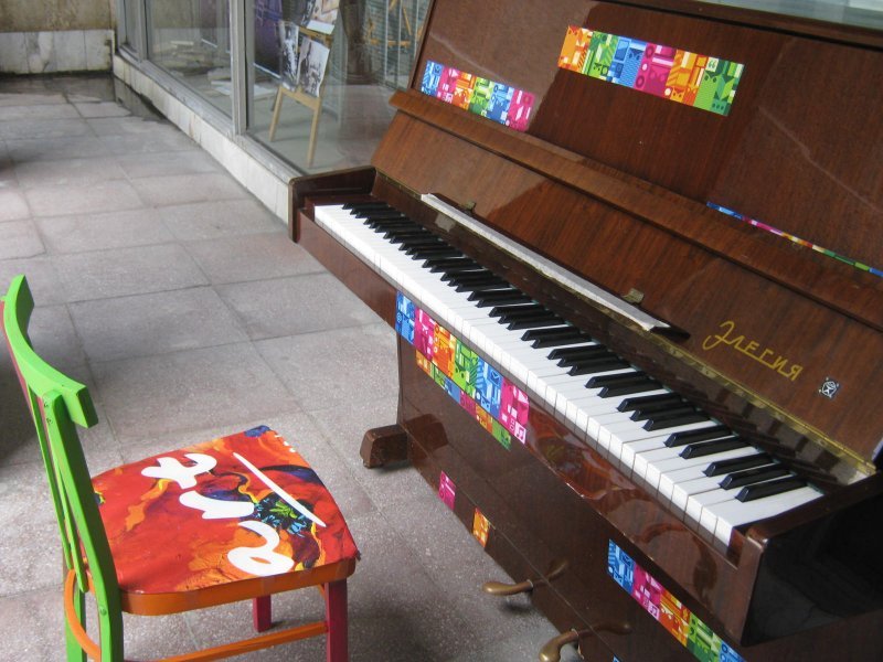 Новосибирцам разрешили играть на пианино около библиотеки