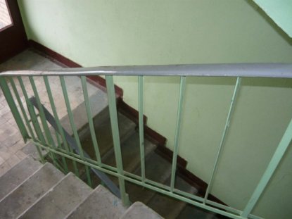 Новосибирец добился компенсации за падение с лестницы