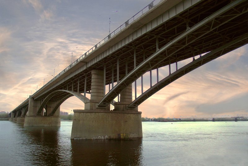 Спасатели отговорили девушку-подростка прыгать с моста