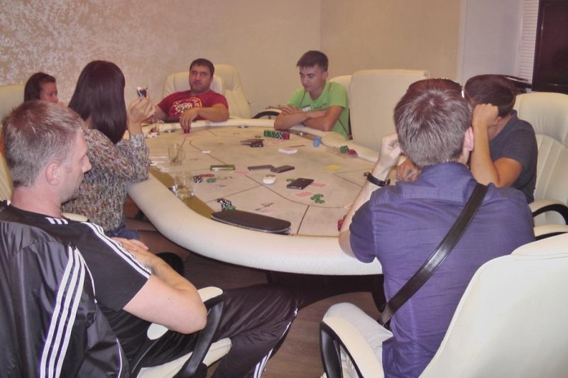 Игроков застали за игрой в покер в подпольном казино