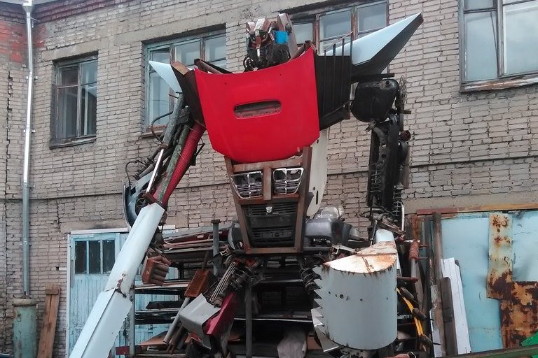 Сварщик собрал трехтонного робота за две недели