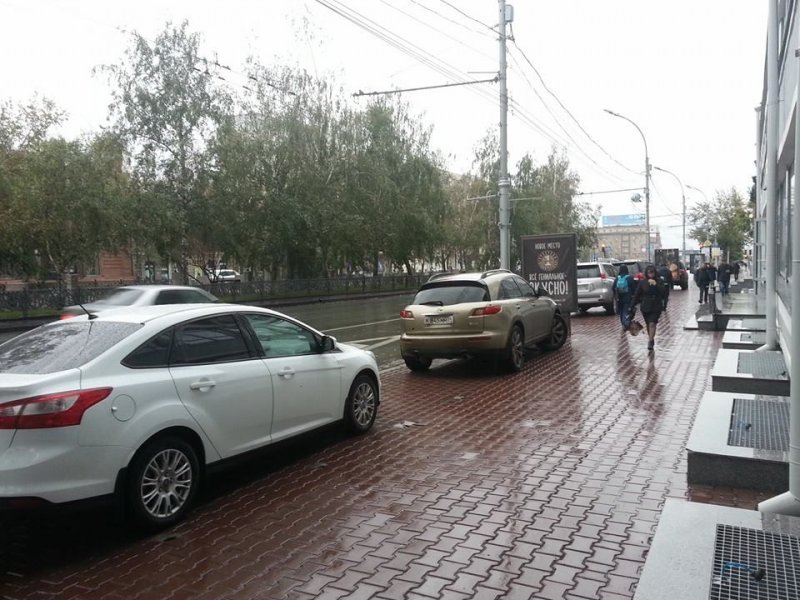 Новосибирцы разрешили себе парковку на Красном проспекте